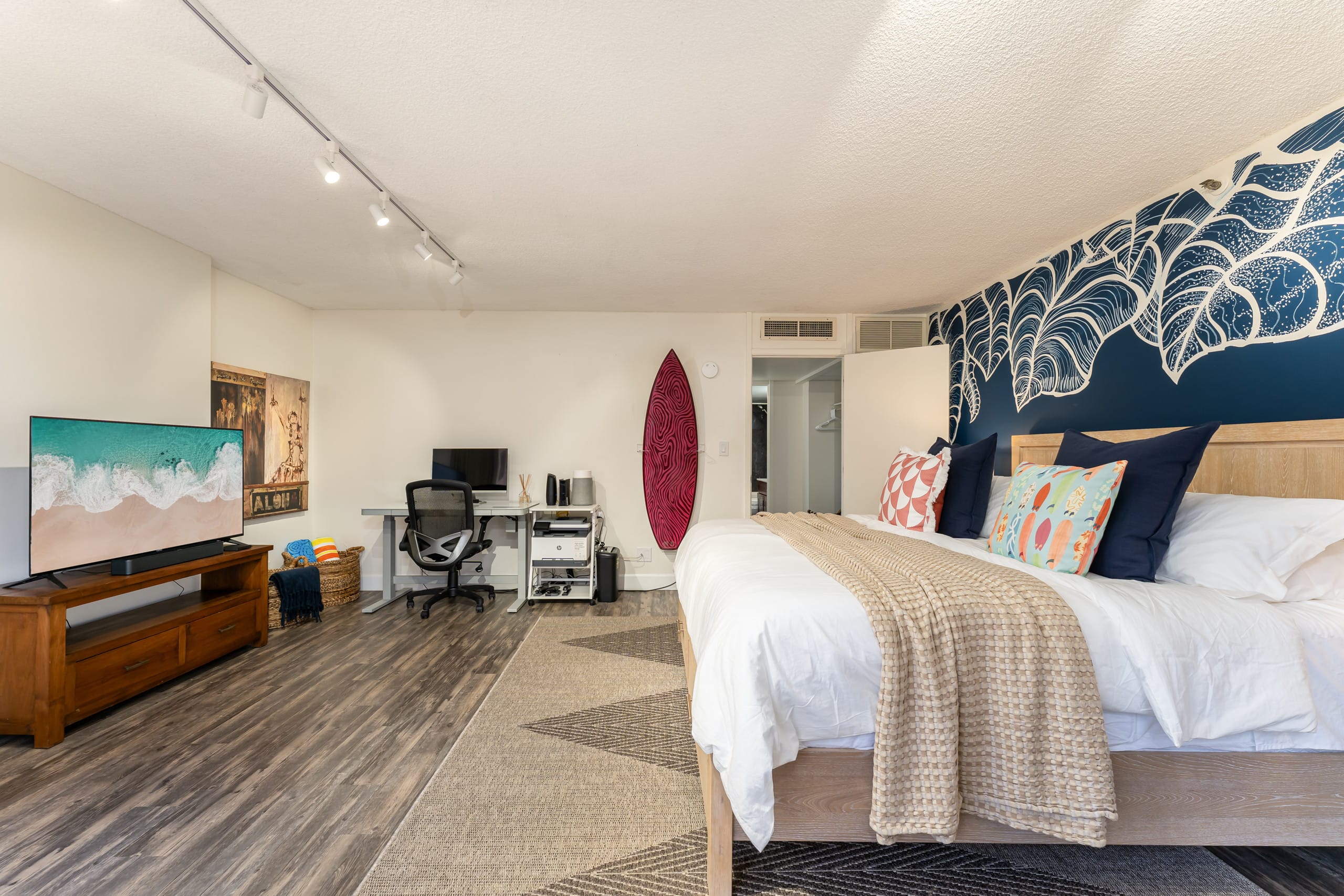 Honolulu Hideaway | Parking Included - Image 11