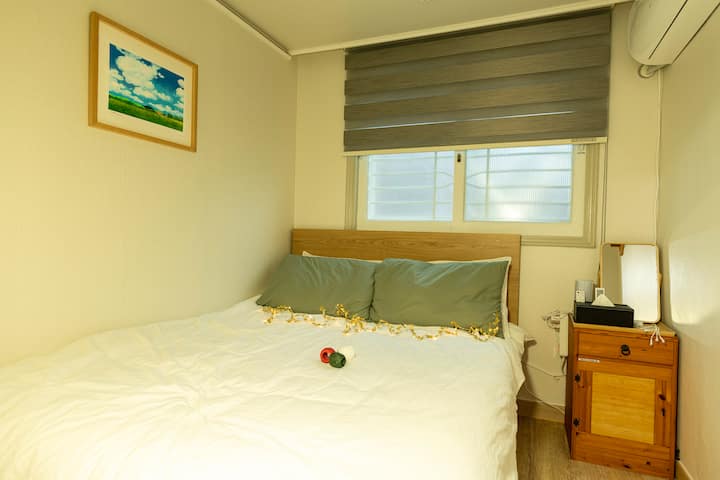 ห้องนอน 2 เป็นห้องเล็ก 
เราติดตั้งเตียงควีนไซส์เพื่อให้ 2 คนนอนได้
โต๊ะข้างมีทิชชู่แบบม้วนและทิชชู่สำรอง