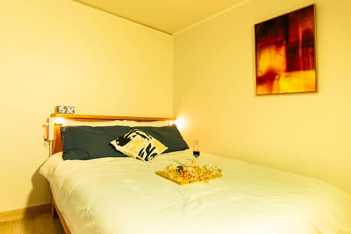 ห้องนอน 1 เป็นห้องขนาดใหญ่ สามารถรองรับเตียงควีนไซส์ได้ 2 เตียง แต่ได้รับการตกแต่งเพื่อให้คุณสามารถผ่อนคลายจากความเหนื่อยล้าจากการเดินทาง พูดคุย และดูทีวีได้  เราวางโต๊ะไว้เพื่อให้คุณแต่งหน้าได้ และเราเตรียมไว้เพื่อให้คุณนั่งและพักผ่อนบนโต๊ะได้เหมือนโรงแรม