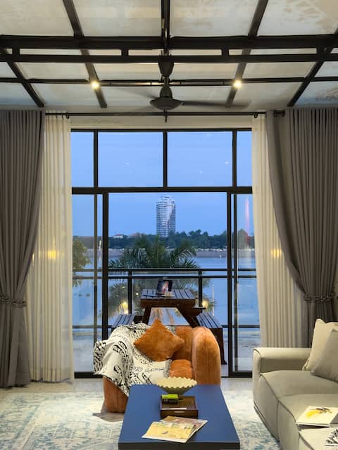 So Living | Royal Palace & Riverfront-Grand Duplex