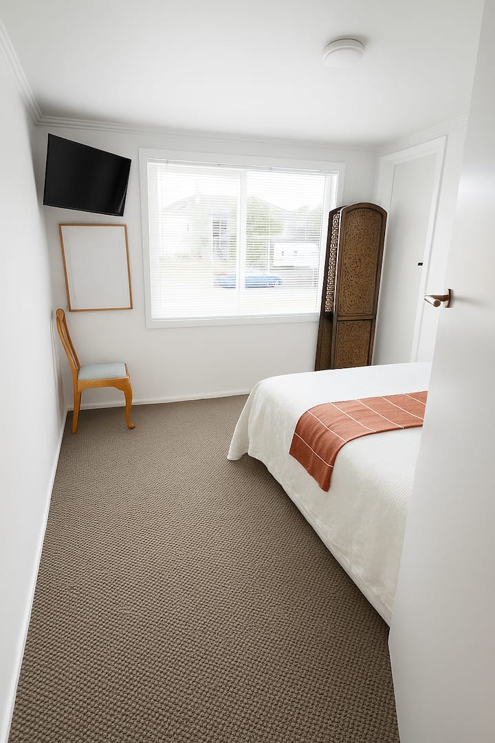medium til fast madras med andedunsdyne og elektrisk tæppe. Garderobe, tv og minikøleskab på hvert værelse. 