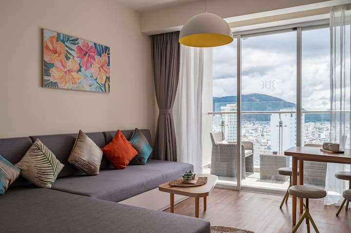 Komfortabel sofa og stor balkon med panoramaudsigt over byen og bjergene