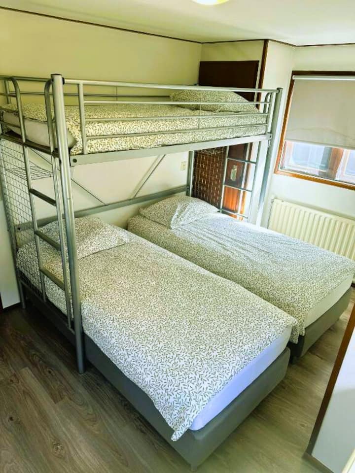 Genoeg slaapplek voor iedereen! het bovenste bed is alleen geschikt voor kinderen