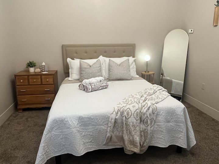 Мал гардеробер покрај креветот лесно ќе ја држи облеката за краток престој. Во плакарот кој се наоѓа во дневната соба има закачалки за целата ваша облека за закачување. 