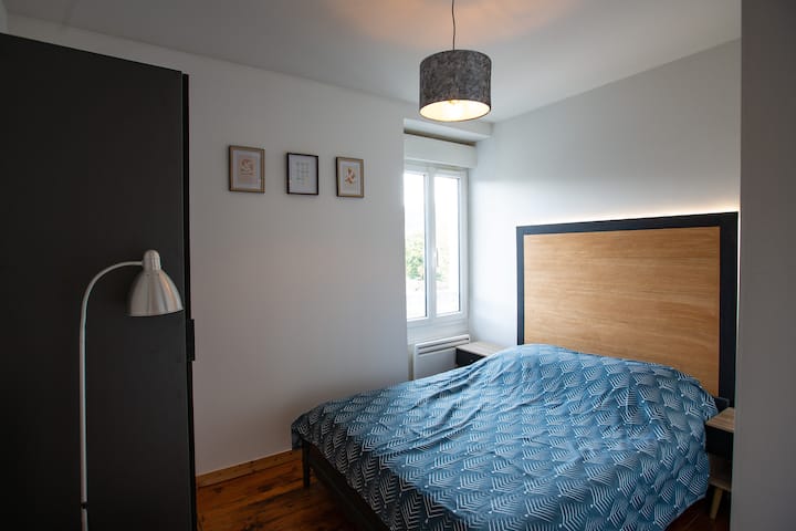 Chambre équipée d'un lit double avec sa tête de lit moderne équipée de leds multicolores et son placard dressing
Extincteur à disposition et lit parapluie dans la chambre
