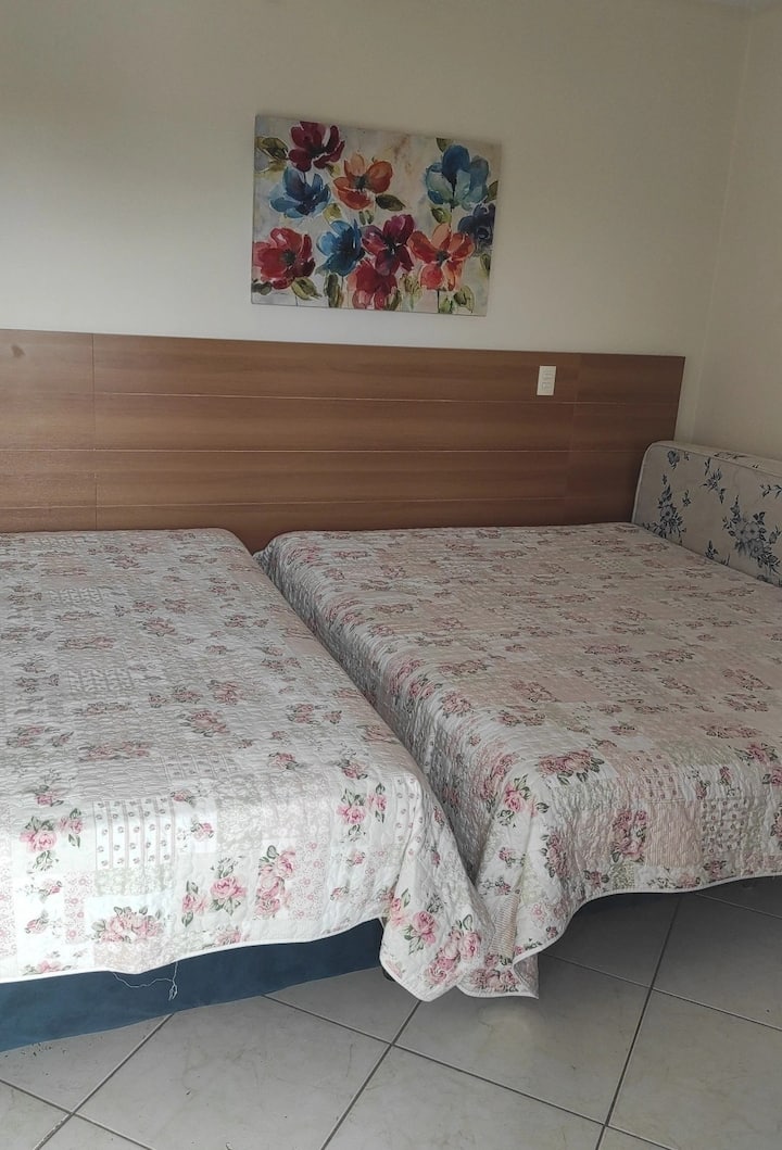 Acogedora suite 
Cama Queen 
Cama Casal 
2 colchones individuales 

✓ Trae ropa de cama 
✓ Trae una toalla de baño 