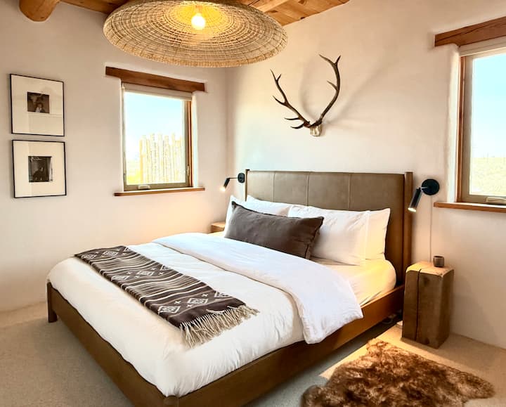 חדר שינה לאורחים עם ארון מלא (מיטת קינג סייז).