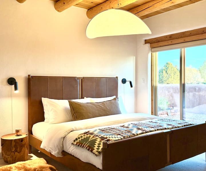 חדר שינה ראשי עם ארון מלא (מיטת קינג סייז).