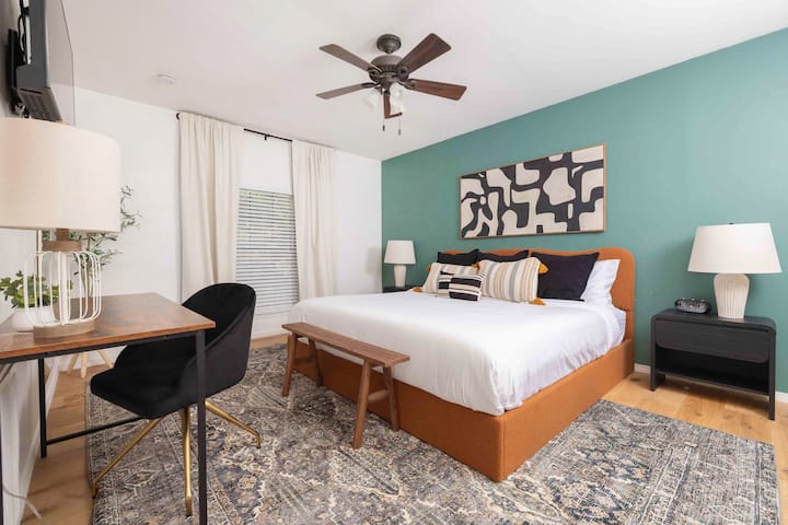 Голем мајстор со брачен кревет (широк 150-179 см) и канцелариски простор. Во комплет со голема бања и прошетка до базенот!