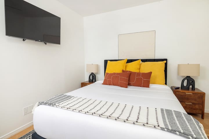 Удобна спална соба со брачен кревет (широк 150-179 см), паметен телевизор Roku и плакар.  