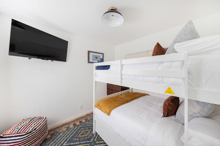 Полн кревет на спрат со брачен кревет (широк 150-179 см). 