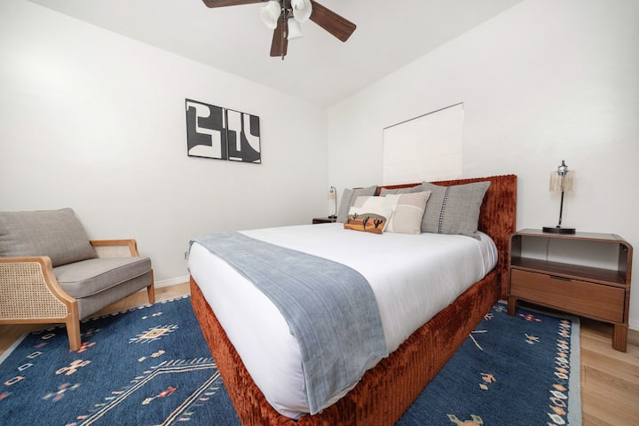 Удобна спална соба со брачен кревет (широк 150-179 см), телевизор и плакар. 