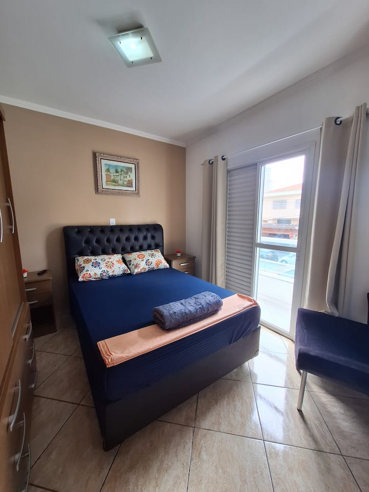 סוויטה עם מרפסת.  מרחב נוח עם ארון בגדים ומצעים.