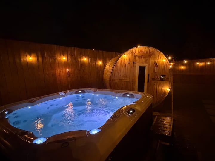 Private Spa Oasis- Hot Tub, 2 Saunas & Games Room - Ottawa