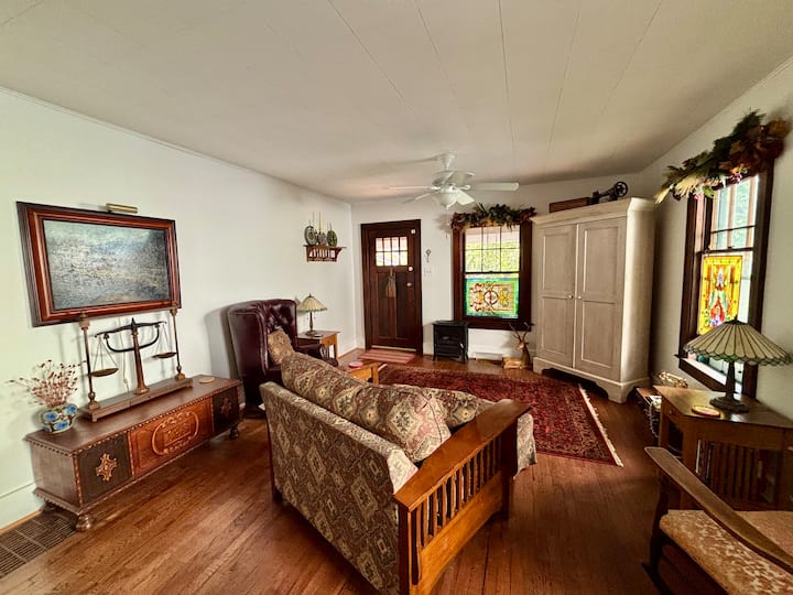 Barbara’s Beautiful Bungalow: A Retreat By Campus - Champaign, IL