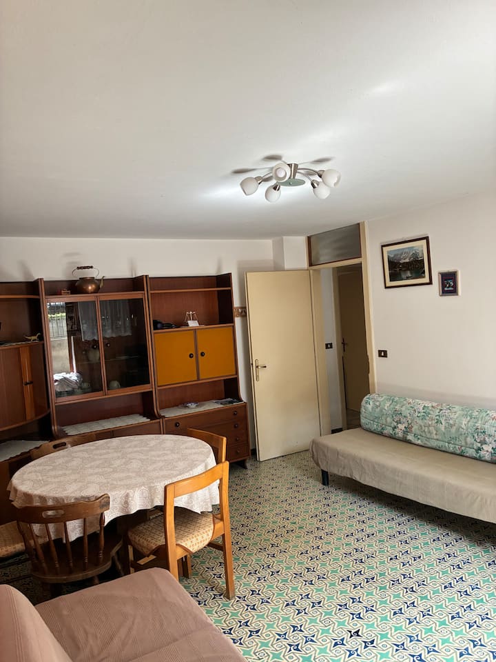 ห้องนั่งเล่นพร้อมทีวี