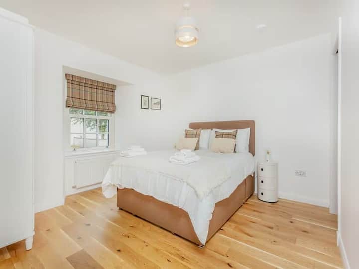 Самостоятелна спалня със суперголямо двойно легло