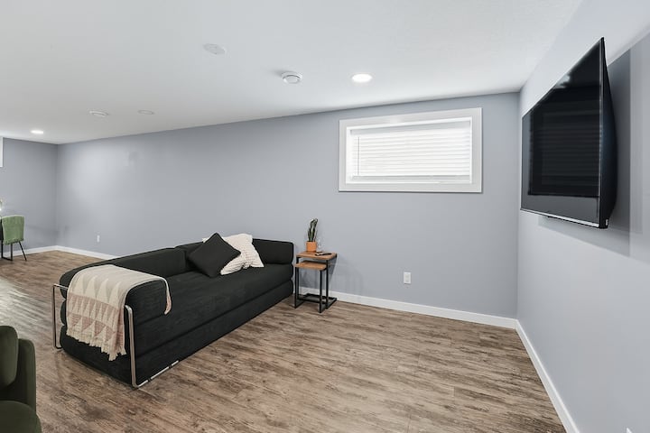 Relaxing 2-bedroom Bsmt Suite Near Trails & Golf - Red Deer