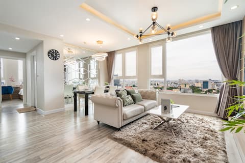 2 King Beds! Spacious 2 BR Apt Leman High Floor