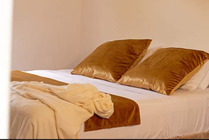 Habitación principal con cama Qween más nicho sencillo, aire acondicionado, TV,  baño interno con capacidad para 3 personas.