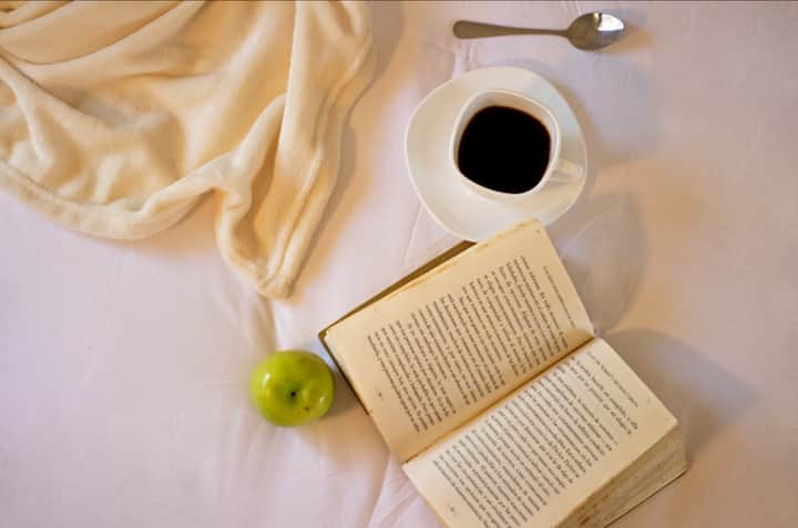 Habitación terciaria con cama Qween más nicho sencillo, ventilador y baño privado.