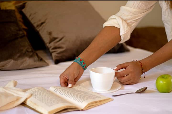 Habitación secundaria con cama Qween más nicho sencillo, aire acondicionado, TV, baño interno, capacidad para 3 personas.