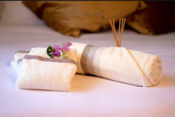 Cuarta habitación con cama doble más nicho, ventilador y baño interno