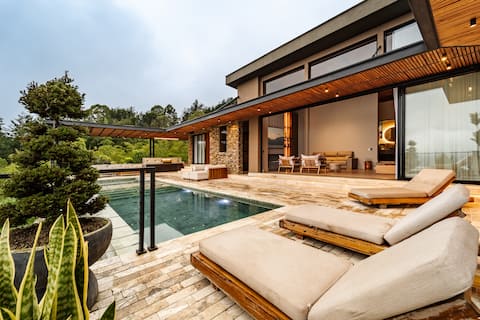 Serenity Haus: Comfort, privacy and a unique view.