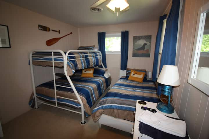 Chumba cha ghorofa ya chini chenye kulala kwa muda wa miaka 4