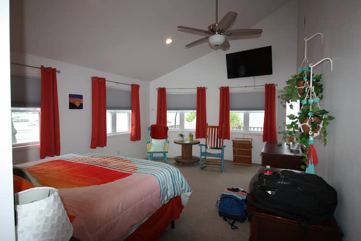 Chumba cha kulala cha ghorofa chenye mandhari ya ziwa