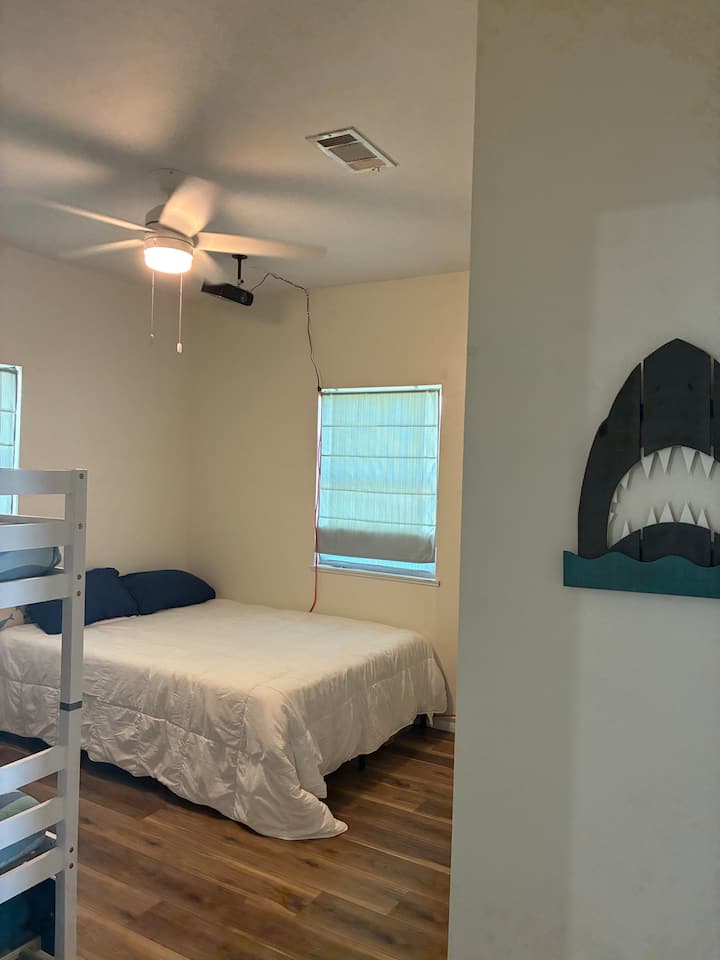 Opustite se u ovoj udobnoj spavaćoj sobi s bračnim krevetom i krevetima na kat koji su odlični za djecu ili dodatne goste! Navečer se opustite uz vlastiti privatni filmski set s projektorom i platnom.