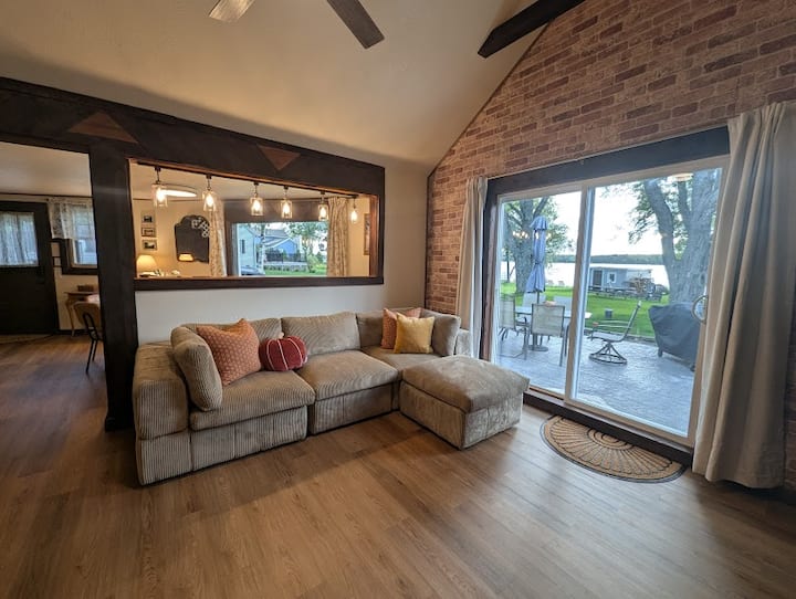 Lakefront Escape | Cozy, Pet-friendly, Year-round - Sturgeon Bay