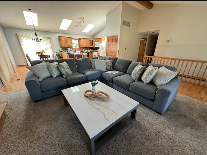 King Beds, Fire Places, Game Room, Dog Friendly. - Galena, IL