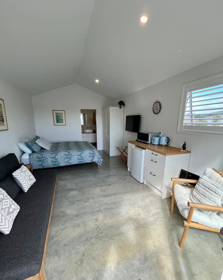 Modern & Central Chalet - Mangawhai