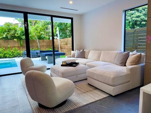 Popular Airbnb listing: Miami Rooftop Oasis • Private gate• Pool • Yard in Roads