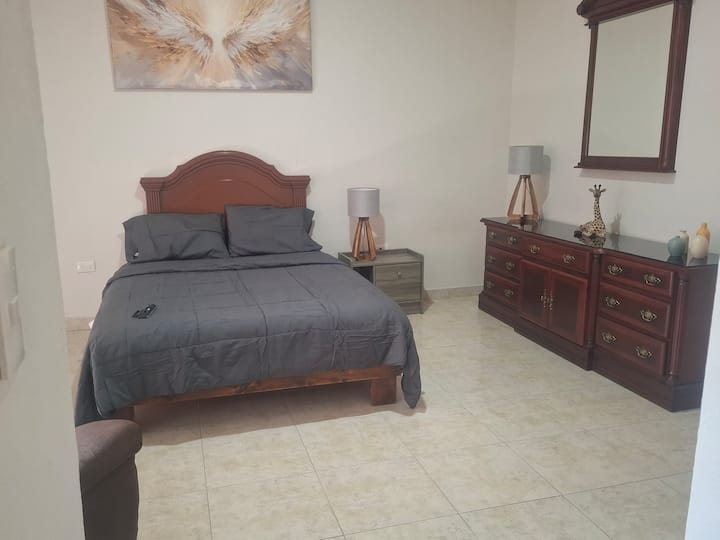 1 cama Queen, un sofá y cuenta con un baño completo