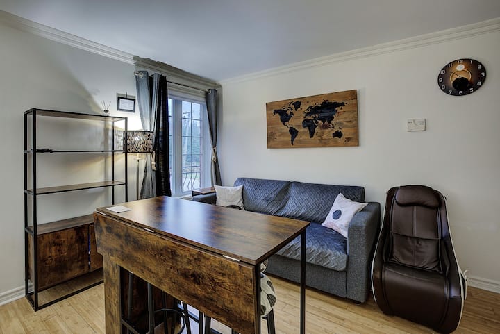 Divani krevat është i madhësisë Queen (dy persona). Meqenëse është një dhomë e vetme, tavolina e ngrënies do të duhet të zhvendoset për të lejuar vendosjen optimale të divanit krevat. 