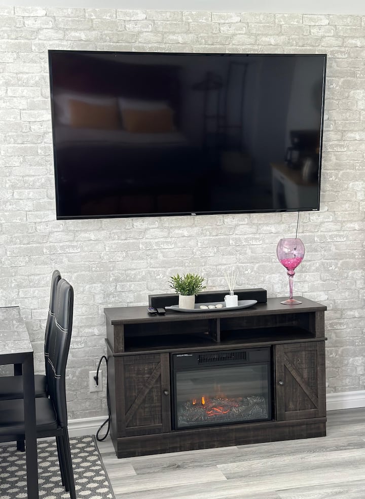 Private Stay, Modern Comfort - Elliot Lake