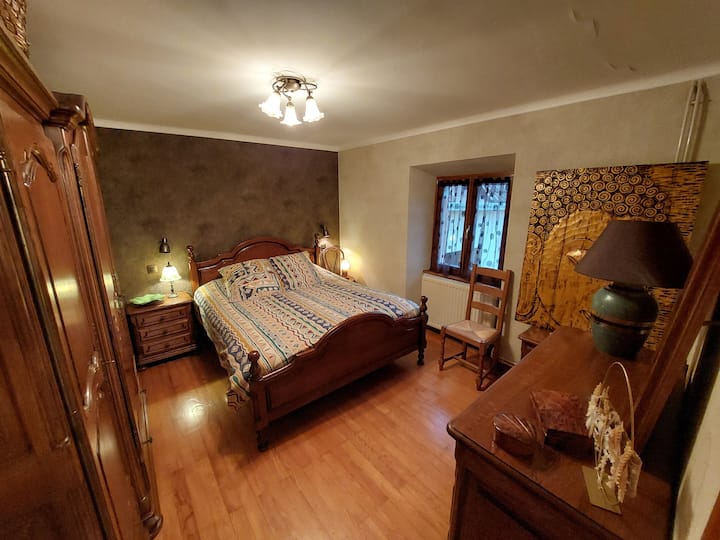 chambre 2, lit de 160cm ,très bon matelas (neuf)