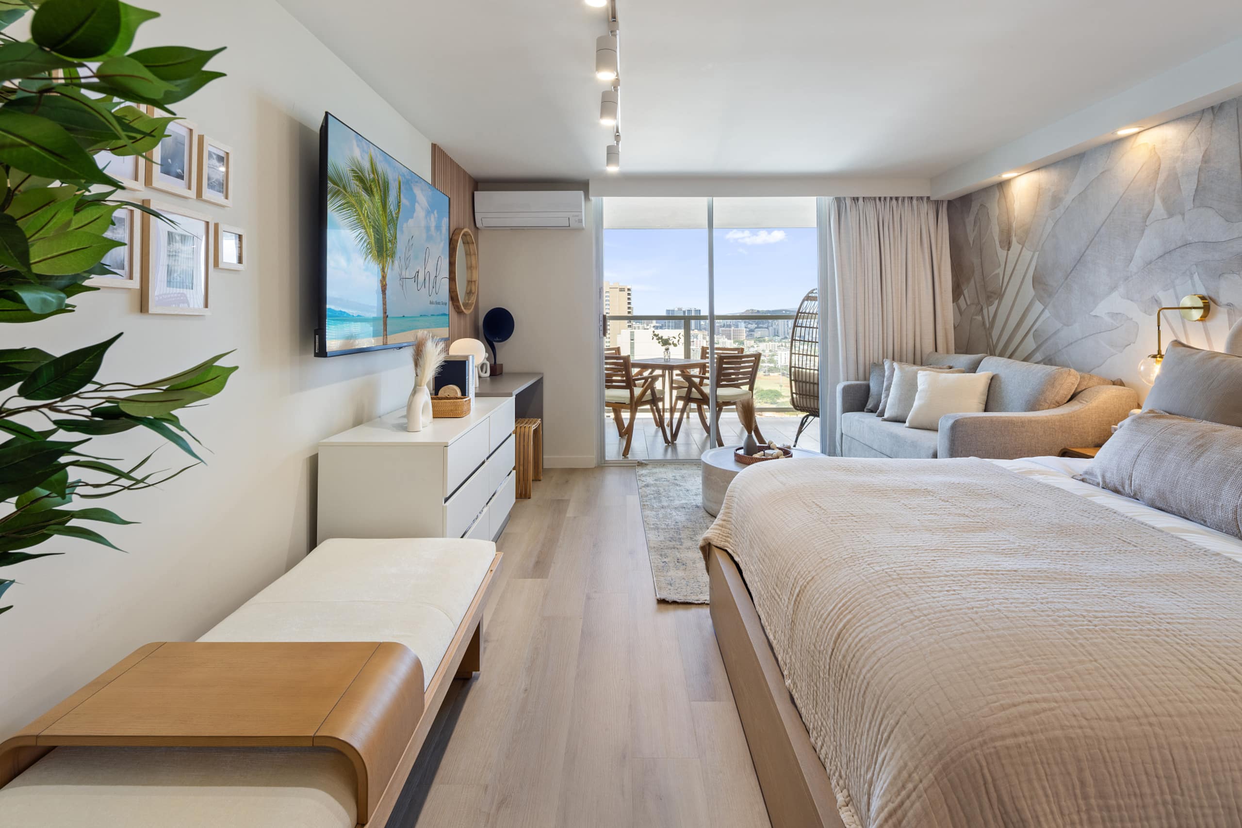 Coastal Luxe Hideaway – Stylish Oceanview Living - Image 3