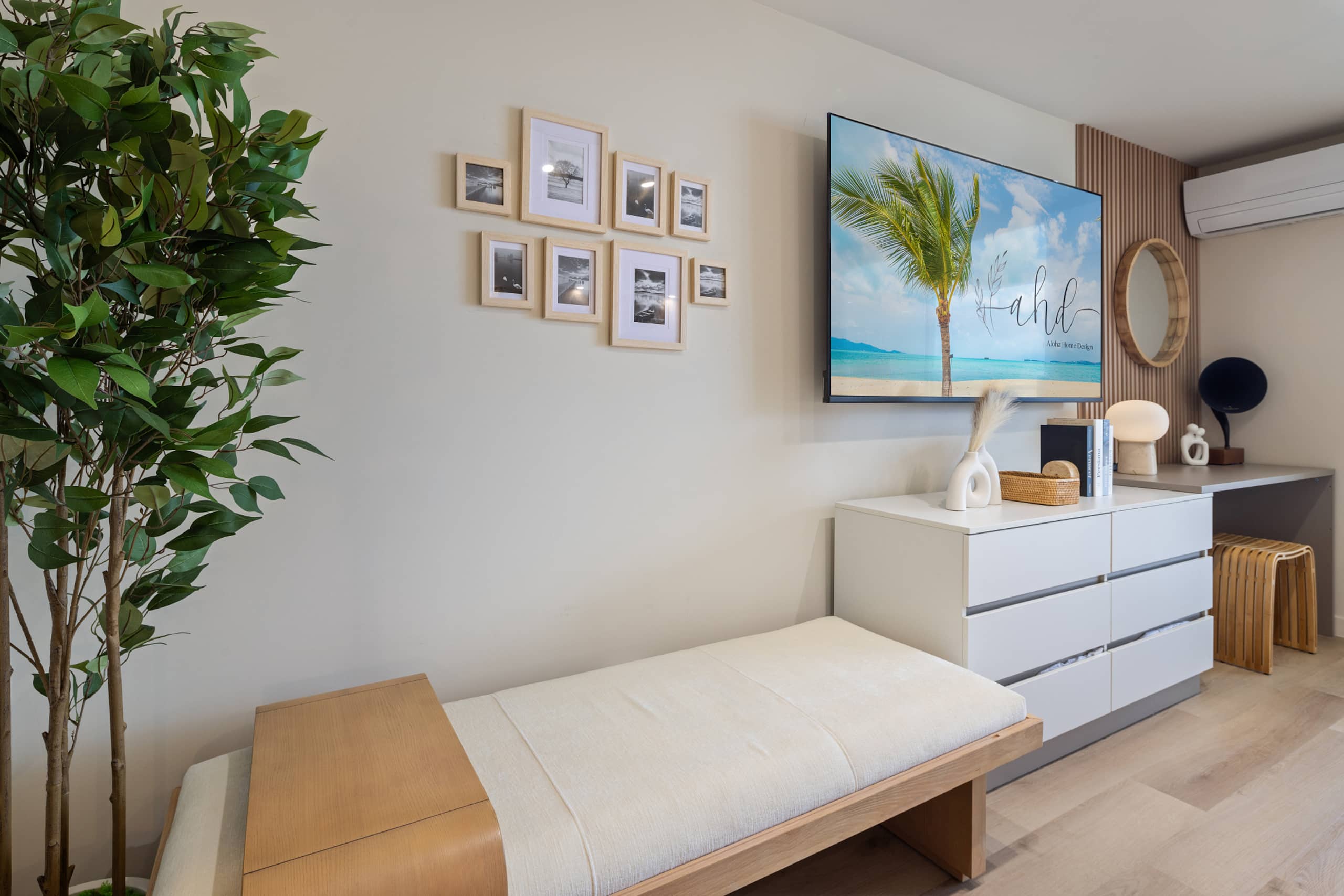 Coastal Luxe Hideaway – Stylish Oceanview Living - Image 15