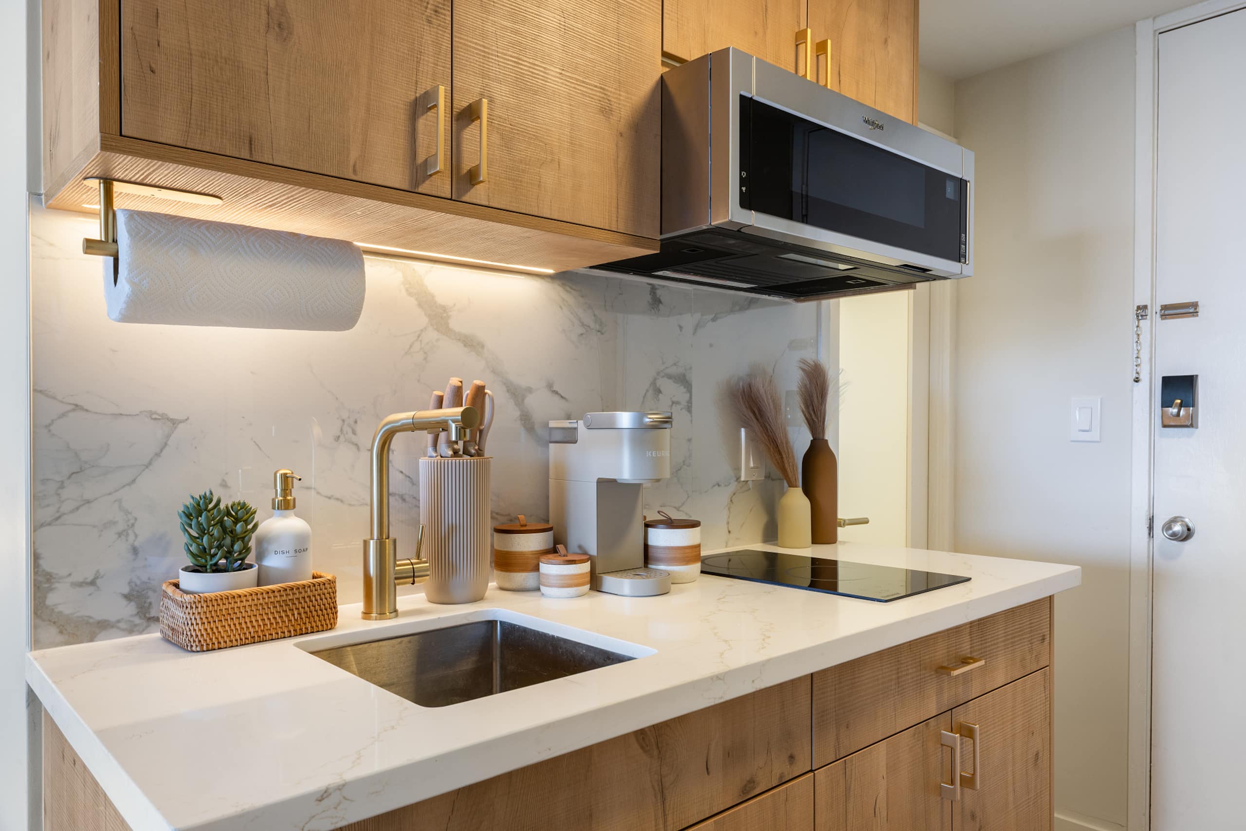 Coastal Luxe Hideaway – Stylish Oceanview Living - Image 19