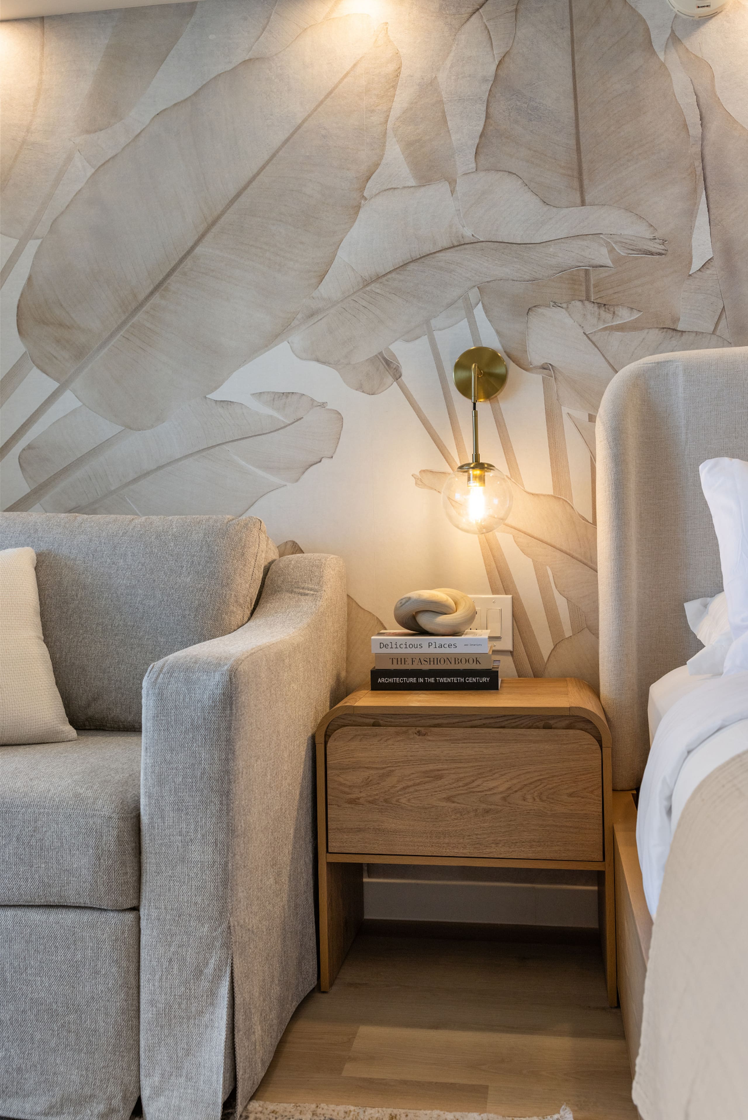 Coastal Luxe Hideaway – Stylish Oceanview Living - Image 9
