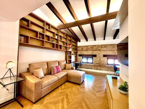 Anuncio de Airbnb popular: Casaq Mercat Central en Ciutat Vella