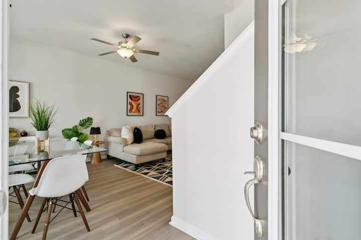 Modern 3-story Townhome W/ Loft - Newport News, VA