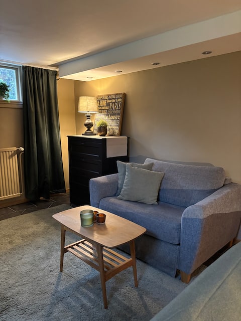 Top performing Airbnb: Cozy basement apartment with its own entrance and parking in Nordost