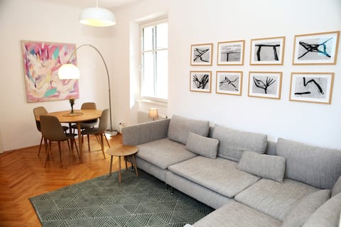 Popular Airbnb listing: Hofblick40 - beautiful, small old town apartment in Innere Stadt