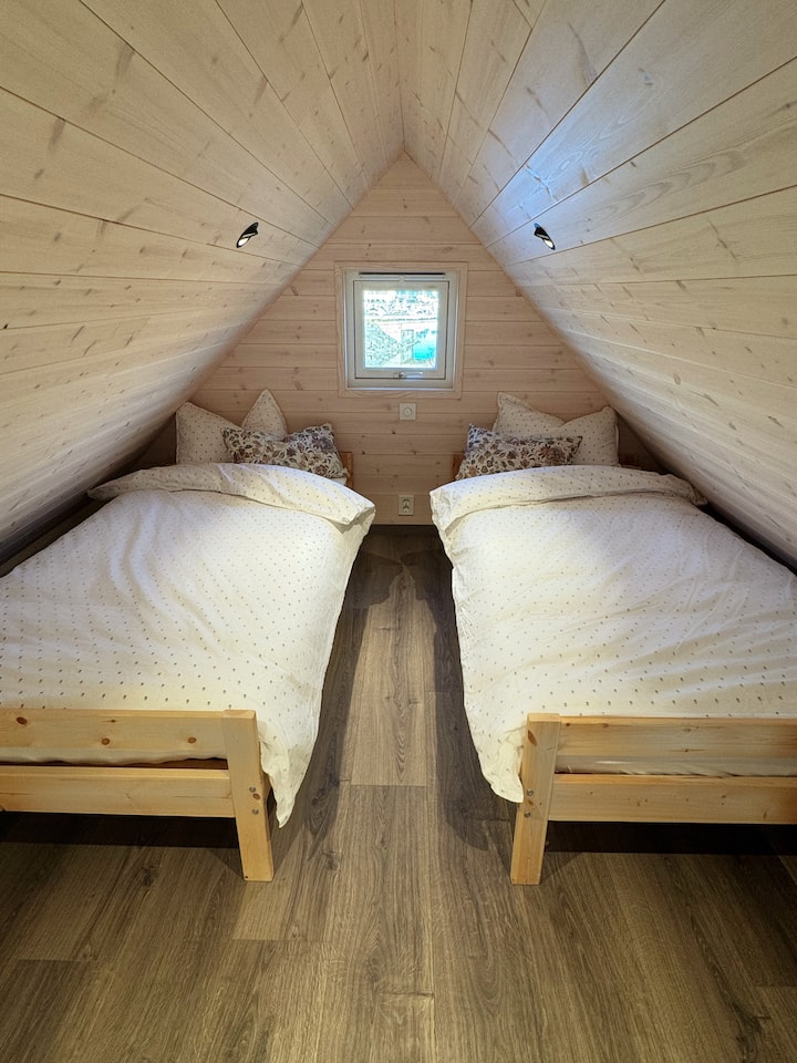 هيمز مع سريرين مفردين 90 سم. 