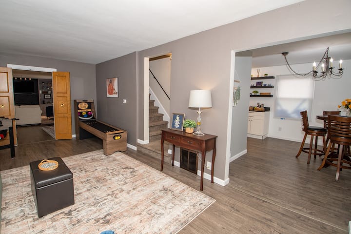 Summer Getaway | 2 Miles To Notre Dame | 3br Home - South Bend, IN