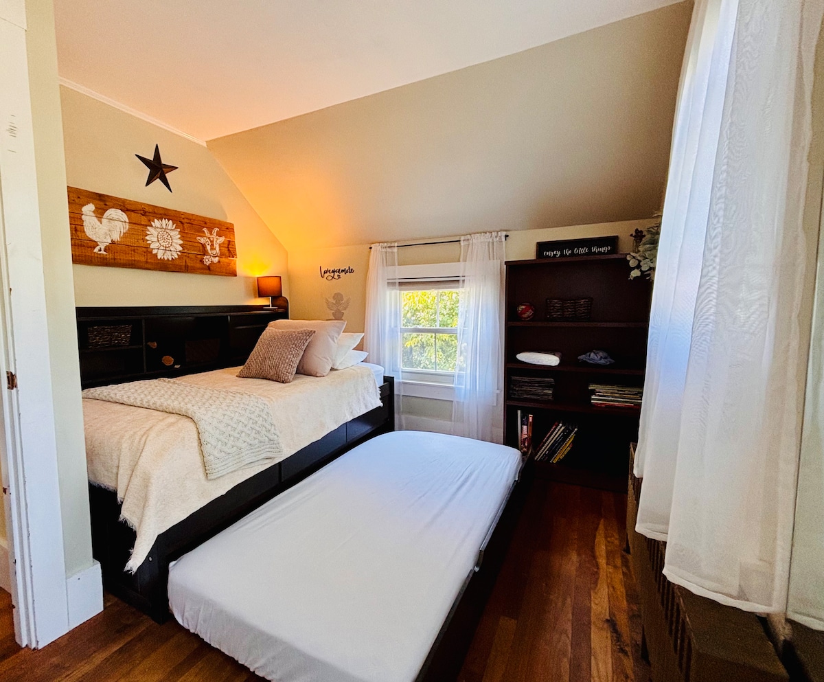 غرفة نوم ساحرة، ديكور ريفي في هذا الملاذ الجذاب إلى الأسرة الفردية في هذا المسكن المريح